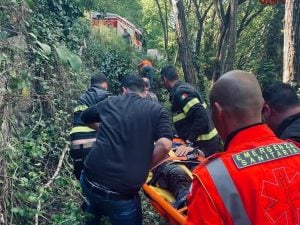 Ha un incidente in moto e precipita per 8 metri in una scarpata a Marcellina: soccorso centauro
