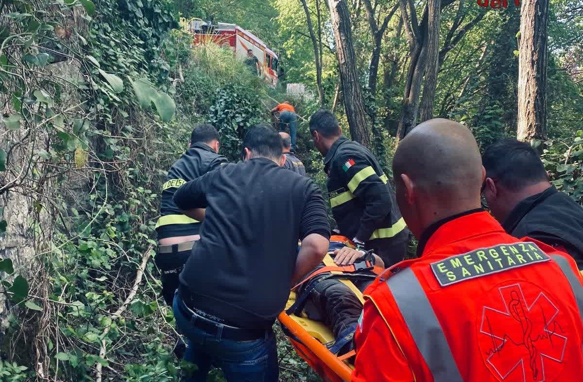 Ha un incidente in moto e precipita per 8 metri in una scarpata a ...