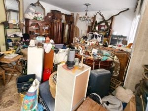 Stagnola per isolarsi a casa: così vivevano i genitori del neonato trovato tra droga e rifiuti a Roma