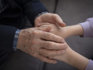 Abusò per cinque anni della figlia minorenne dei suoi amici: condannato a 6 anni, ma è nelle Filippine