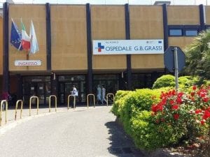 Ragazza di 15 anni morta a Ostia, ipotesi shock anafilattico: il padre ha provato a salvarla con l’adrenalina