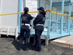 Ostia, lidi senza concessione affittavano cabine e ombrelloni: sequestrati La Caletta e L’Oasi