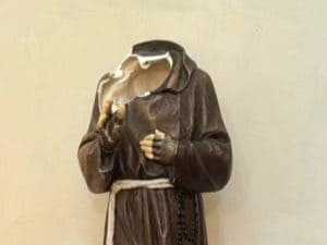 Decapitata la statua di Padre Pio nella chiesa di San Benedetto a Frosinone, indaga la Polizia