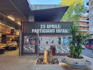 Neofascisti attaccano manifesti a Roma contro il 25 aprile: “Partigiano infame”