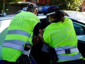 Parcheggiatore abusivo aggredisce automobilista e minaccia gli agenti vicino al San Camillo di Roma