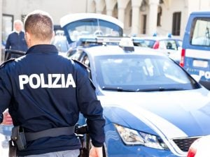 Sequestrano 2 persone a Roma, la polizia irrompe e li arresta: fra i 4 fermati anche una 16enne armata