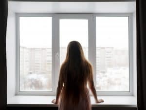 Adescata con la promessa di lavoro in Italia: sequestrata, trattata come schiava e costretta a prostituirsi