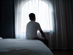 Narcotizza il figlio 14enne e lo violenta, poi manda i video all’amante: condannati a 10 anni a Latina