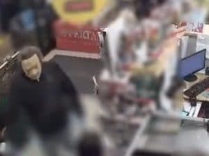 Rapina un supermercato armato di pistola e col volto coperto da una maschera di silicone: arrestato 50enne a Roma