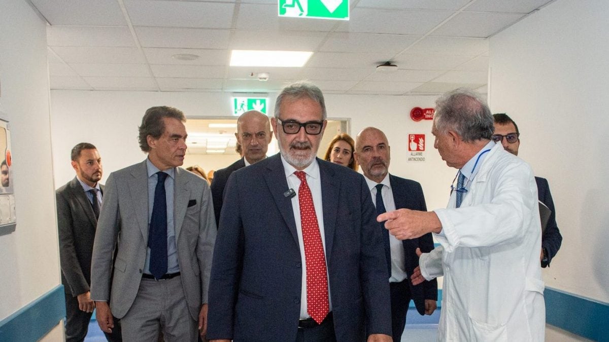 Il presidente Francesco Rocca in visita all’ospedale San Camillo (Lapresse)