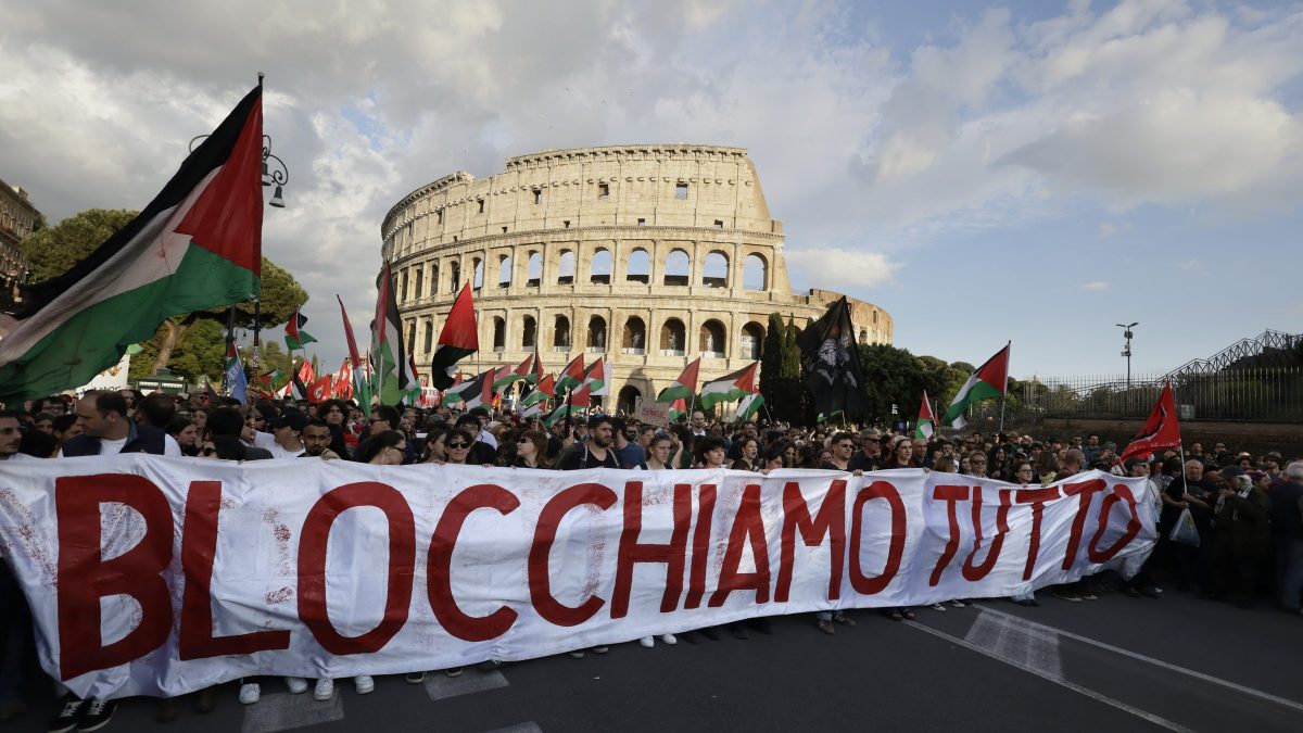 La manifestazione in corso al Colosseo.