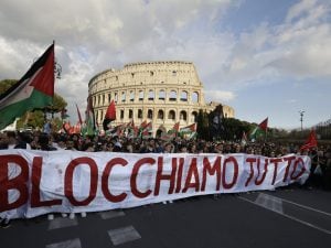 Roma per la Flotilla, centinaia di persone alla manifestazione al Colosseo: “Free Palestine, blocchiamo tutto”