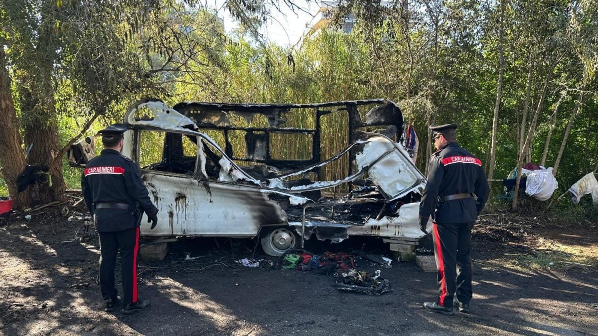 La roulotte dopo l’incendio