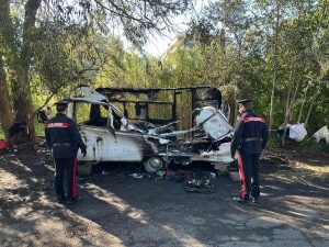 Incendio in una roulotte all’Eur: gravemente ustionato un 62enne mentre cucinava, rischia di morire
