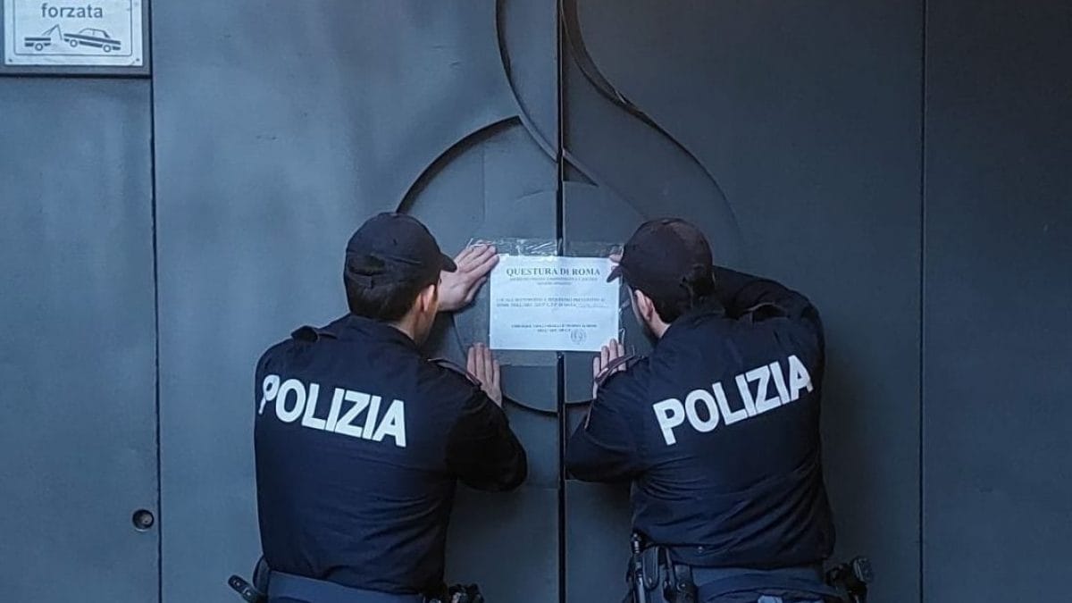 Gli agenti della polizia di Stato appongono i sigilli all’ingresso del The Sanctuary