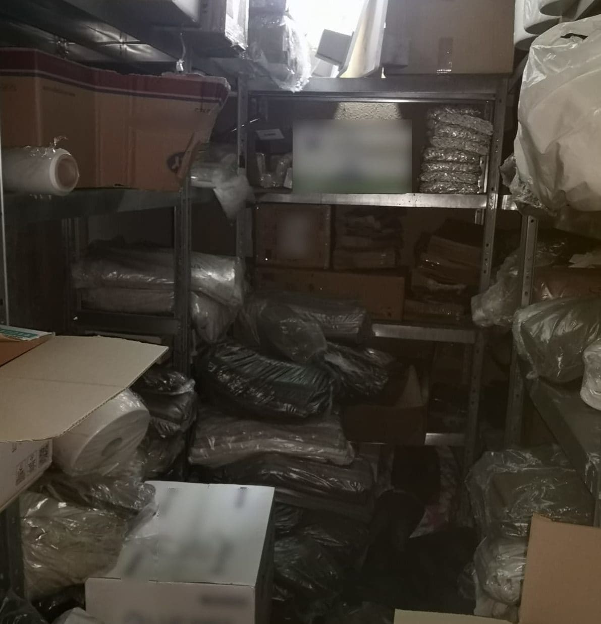 Un magazzino abusivo all’interno del locale