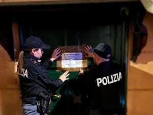 Discoteca abusiva a piazza del Popolo: 130 persone che ballano nel ristorante Santana, sequestrato