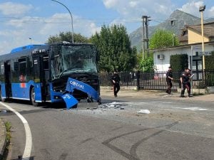Scontro fra due bus Cotral sulla Casilina: sette passeggeri feriti, elitrasportato a Roma un 60enne
