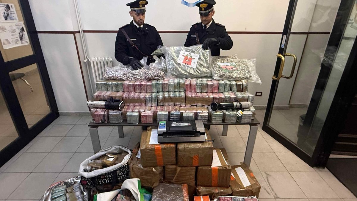 I carabinieri con il carico di stupefacenti sequestrato