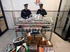 Scoperto deposito di droga a Prima Porta, dosi per due milioni e mezzo: arrestati padre e figlio