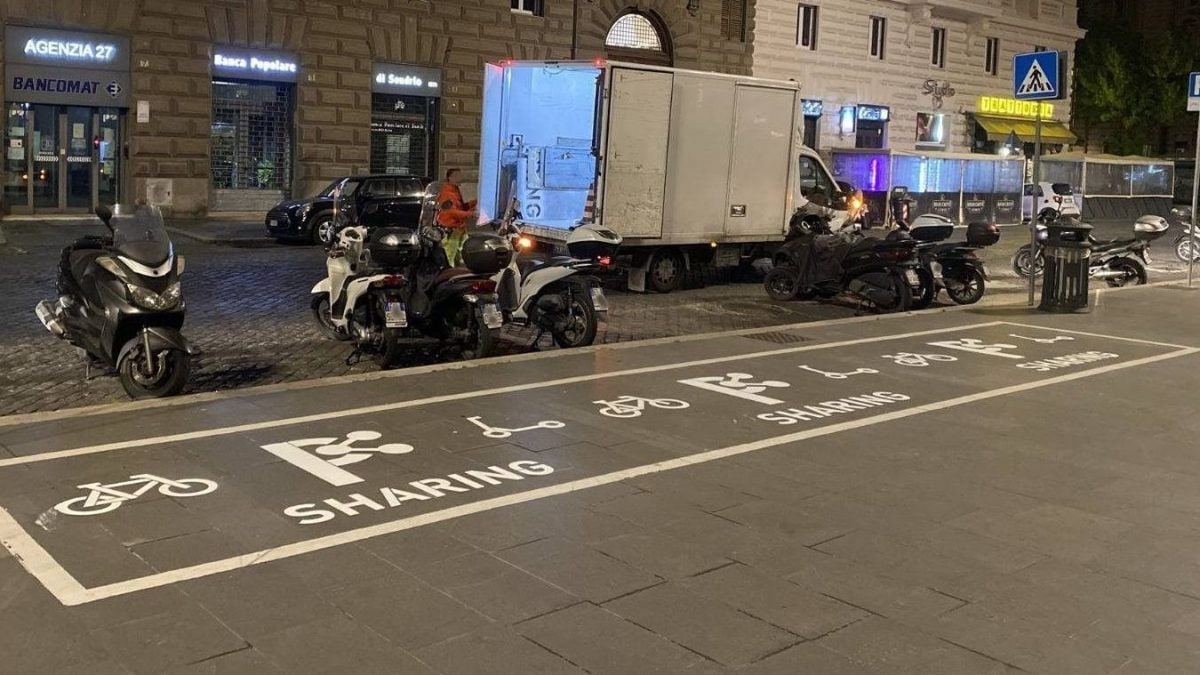 La nuova area dedicata al parcheggio dei mezzi in sharing a Piazza Cavour (da Facebook Eugenio Patané)