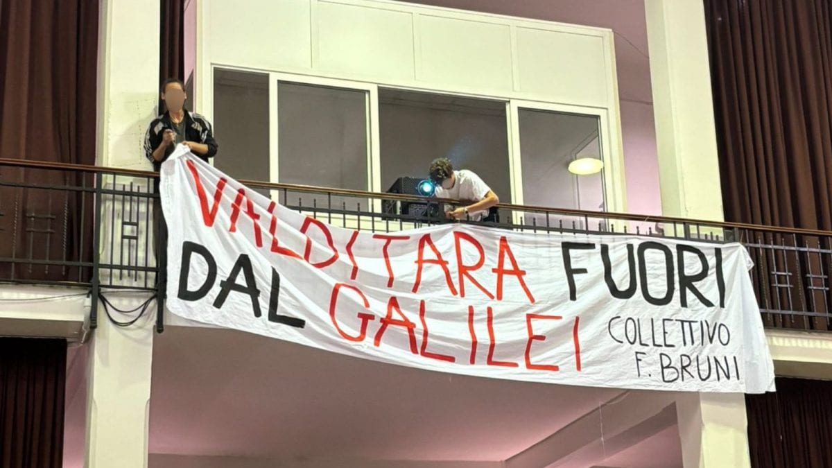 Lo striscione degli studenti dell’IISS Galileo Galilei contro il ministro Valditara