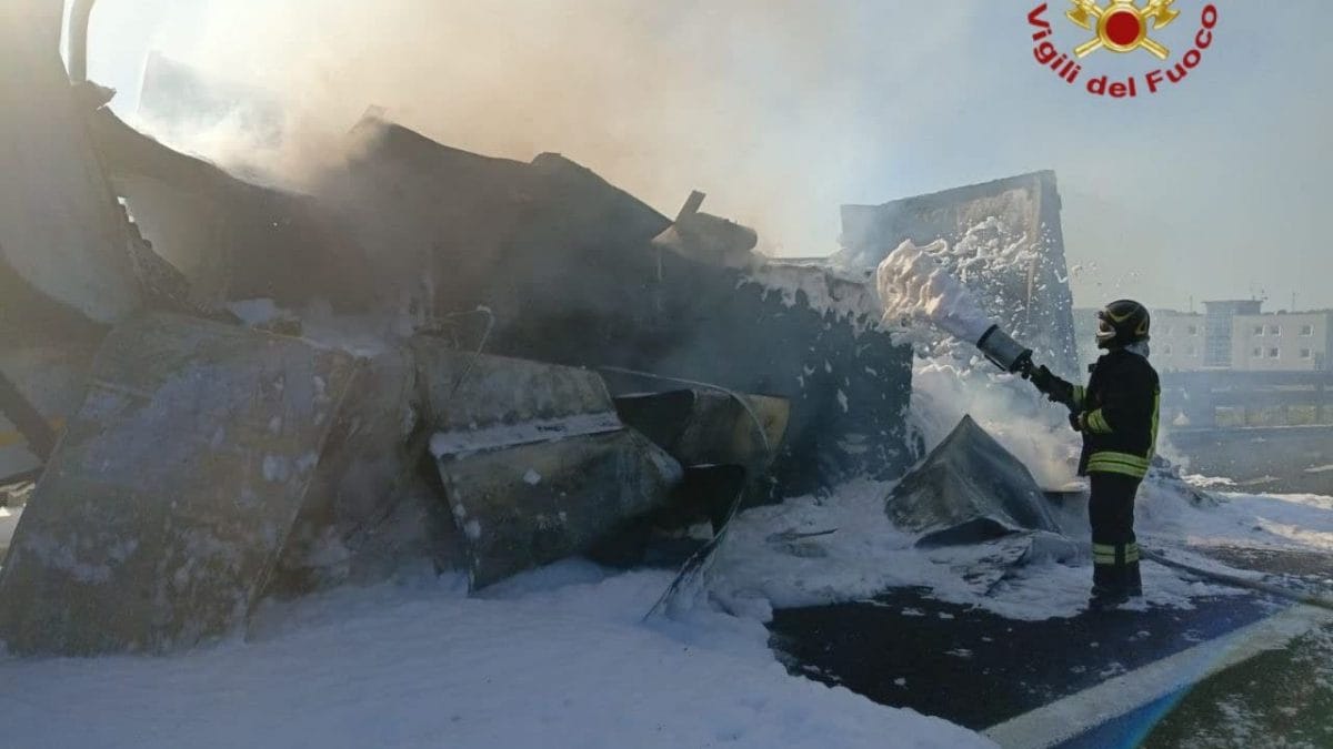 Il tir in fiamme in autostrada.