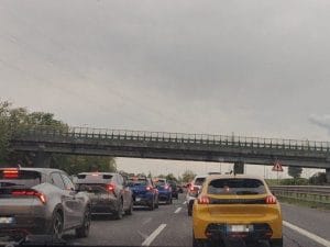 Grande Raccordo Anulare di Roma chiuso per auto in fiamme, traffico e code all’altezza Cassia