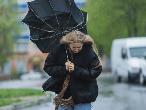 Venti di burrasca a Roma e nel Lazio: raffiche oltre gli 80 km all’ora, freddo fino a venerdì