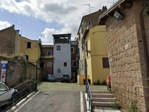 Bimbo di 18 mesi cade dalla finestra a Civita Castellana, è in coma al Gemelli: i genitori erano in casa