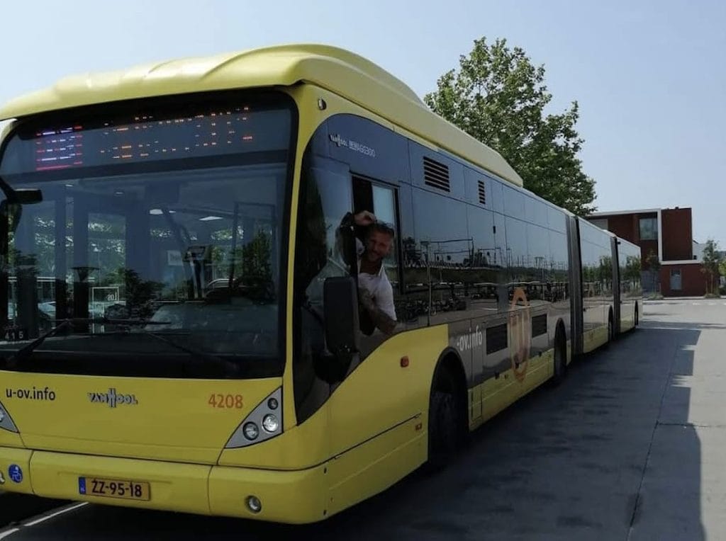 D’Alessandro su un auto di linea in Olanda