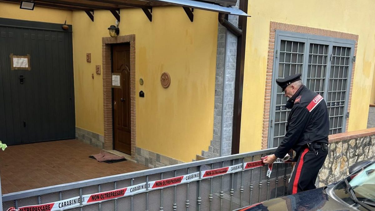 Carabinieri effettuano rilievi nell’abitazione a Labico