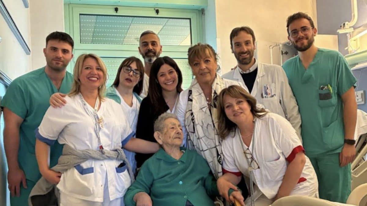 L’ultracentenaria con il team che l’ha operata