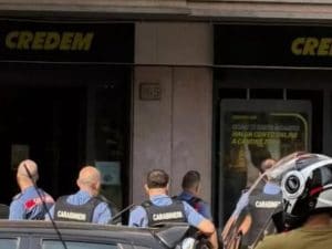 Roma, scava un tunnel sotto la banca, ma la filiale è chiusa da tempo: il ladro si ritrova nei locali vuoti