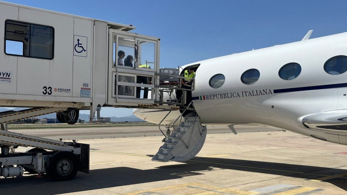 L’imbarco di mamma e bimba sul volo dell’Aeronautica Militare diretto a Roma
