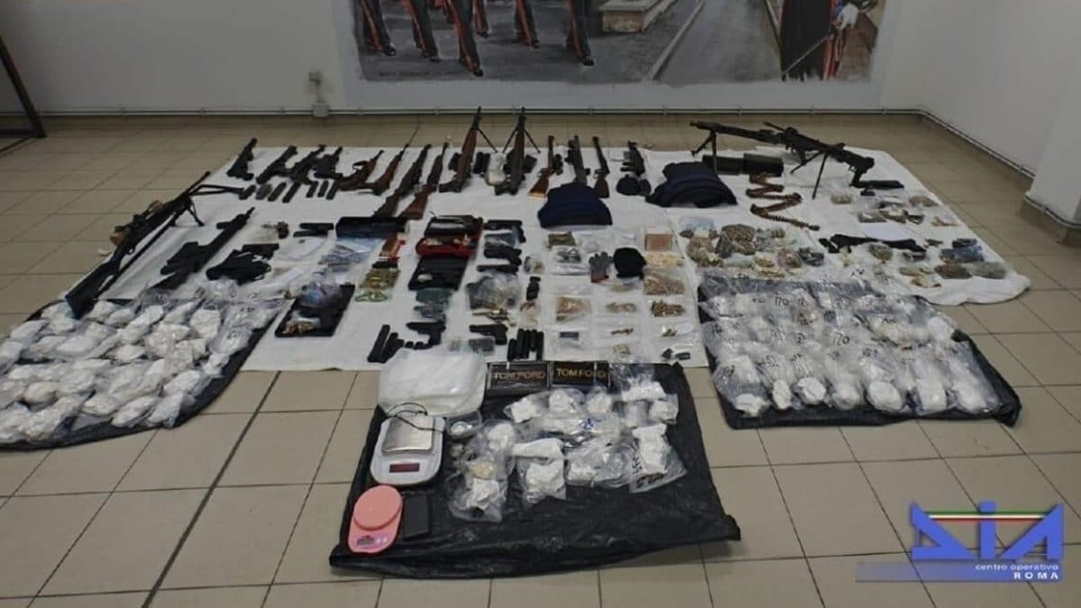 L’arsenale sequestrato dalla Dia di Roma