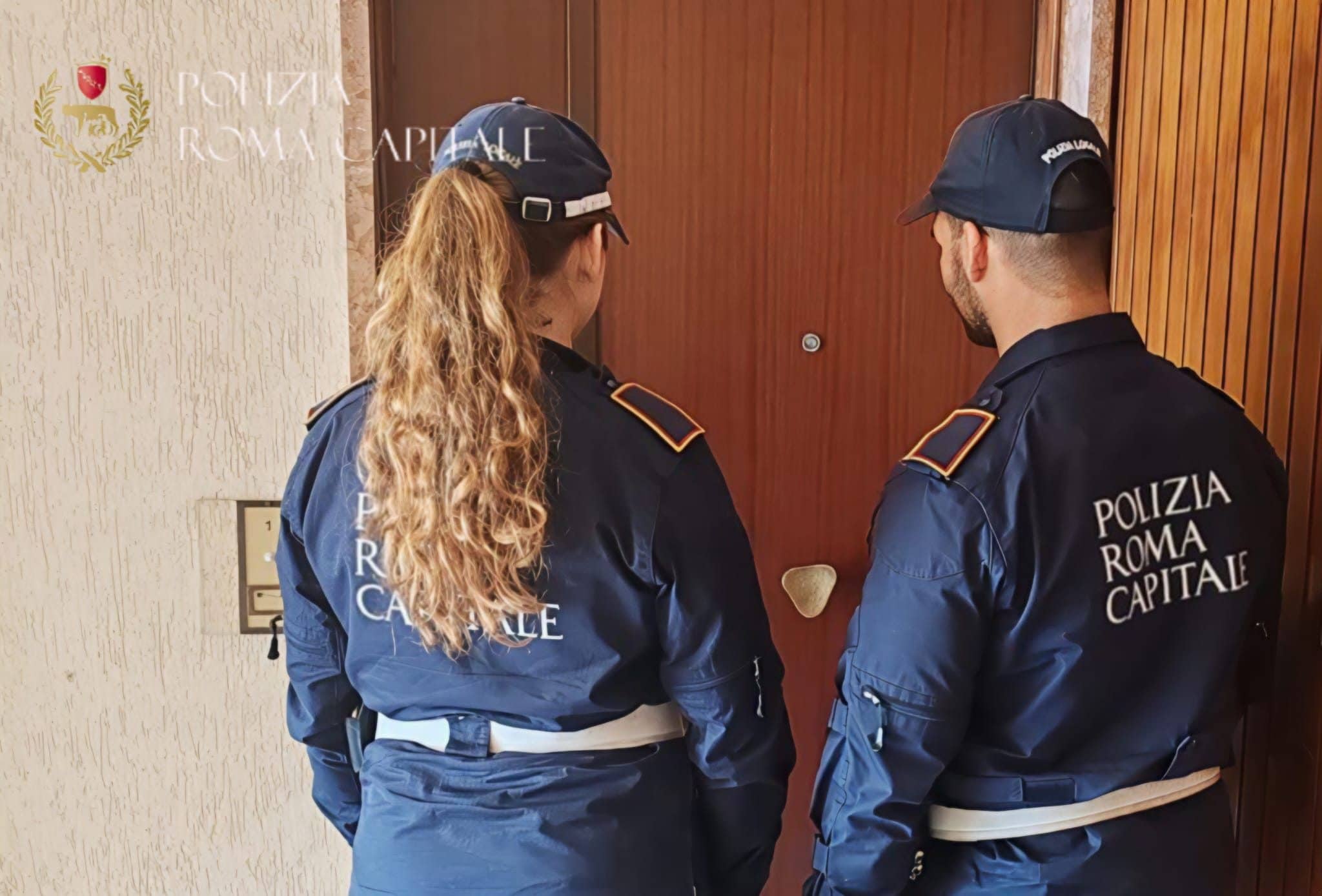 Gli agenti della polizia locale nell’appartamento in zona Gianicolense, che ospitava l’asilo nido abusivo