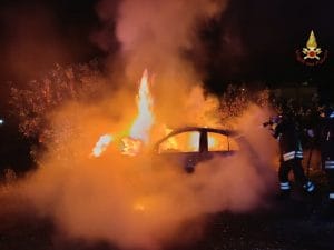 Auto avvolta dalle fiamme in strada a Torre Spaccata: vigili del fuoco intervengono per spegnere l’incendio