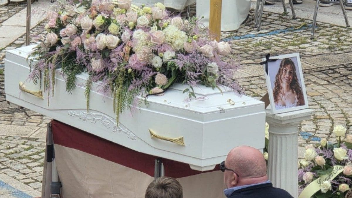 La bara bianca ai funerali di Erica Carroccia (Foto di Latina Oggi)