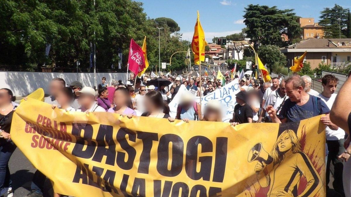 Il corteo dei cittadini di Bastogi lungo via Boccea.