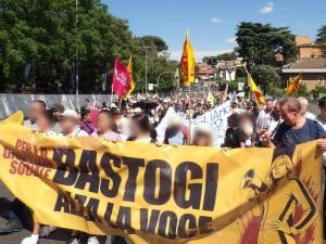 Oltre mille persone in piazza per Bastogi: “Vogliamo case e dignità per il nostro quartiere”