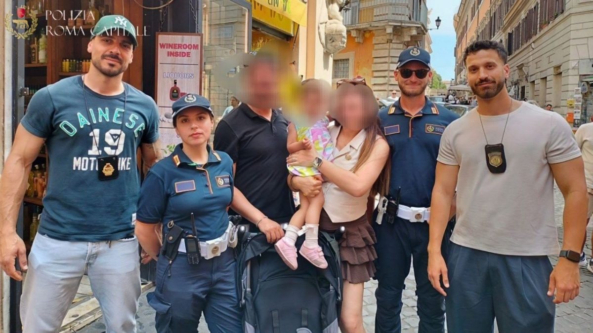 La bimba e i suoi genitori insieme agli agenti che l’hanno aiutata a rintracciare la sua famiglia.