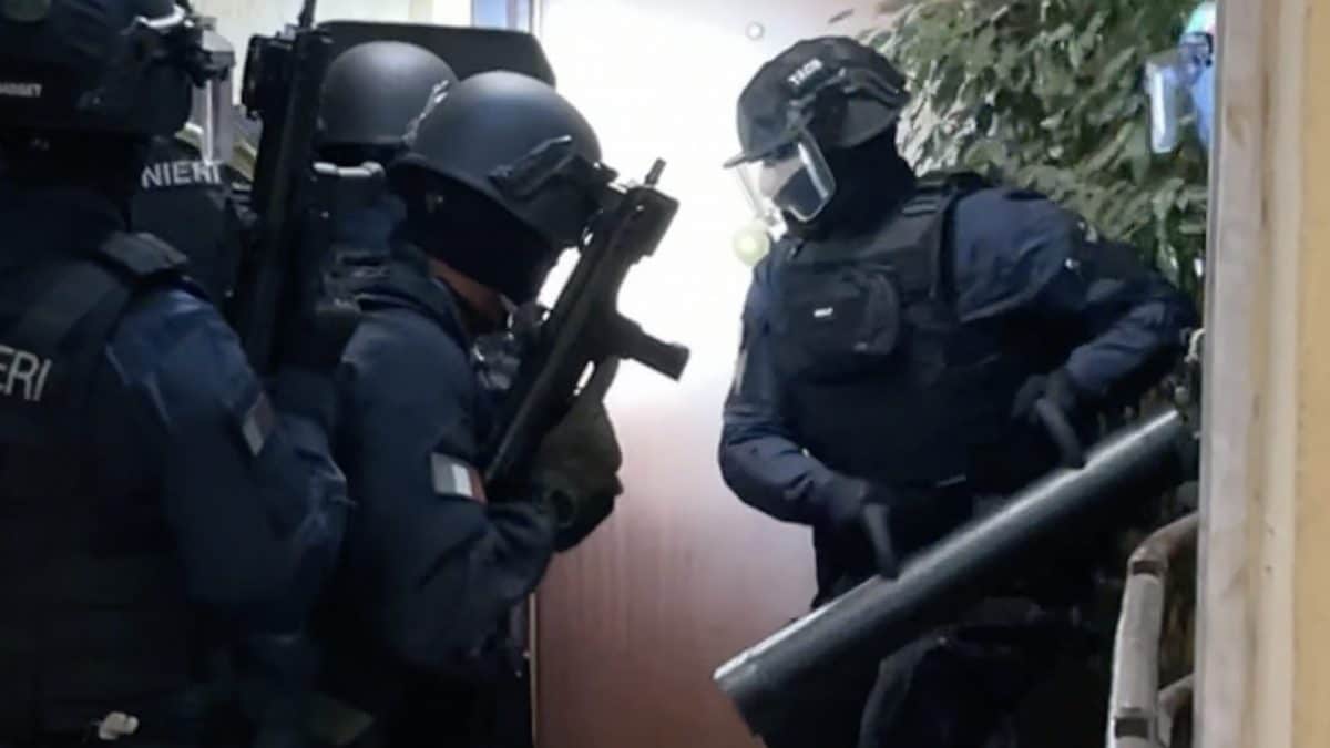 I carabinieri in azione durante il blitz