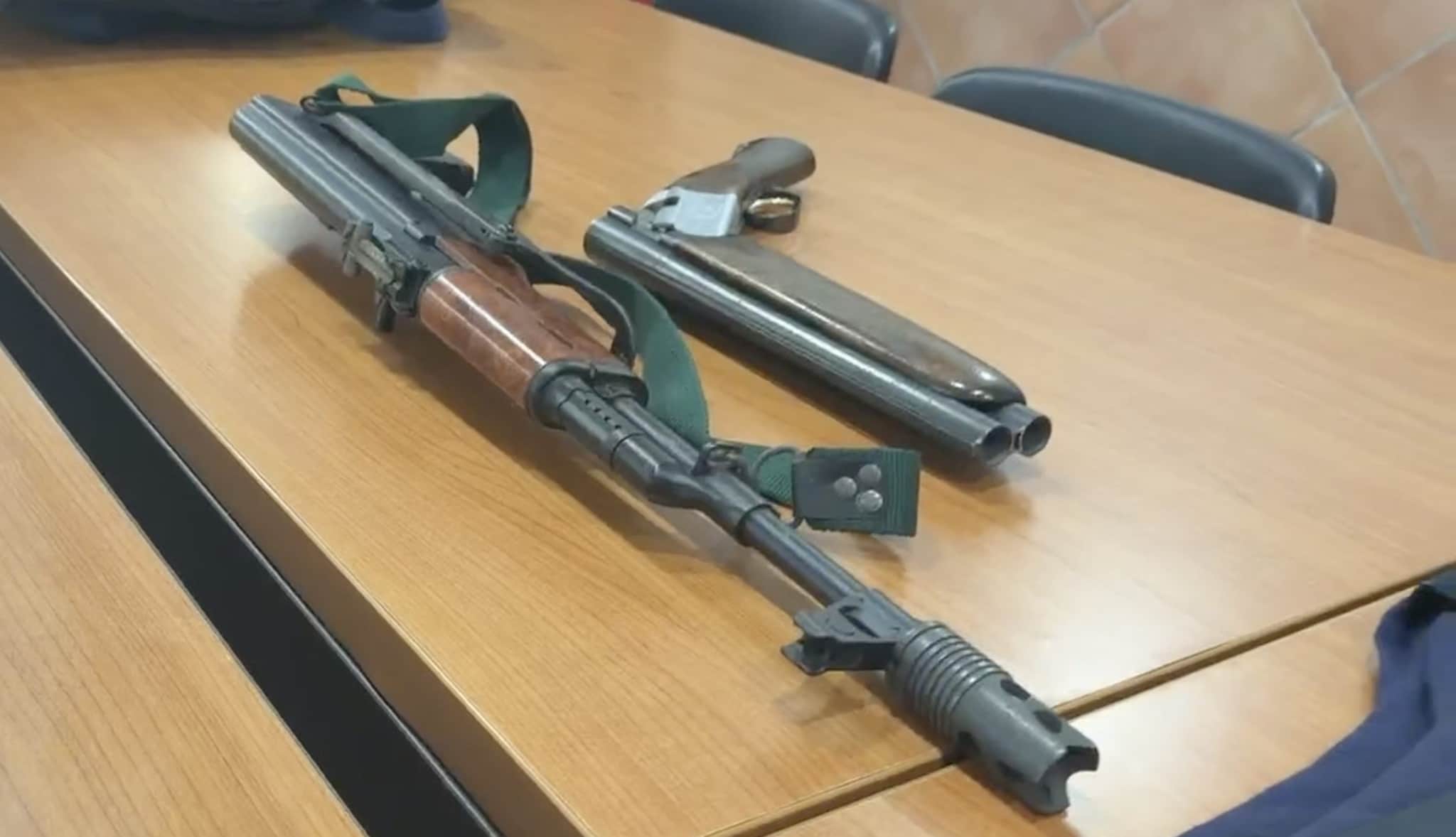 Un fucile d’assalto e un canne mozze sequestrati all’organizzazzione