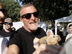 Lo show di Carabella alla festa islamica di Roma: insulta e offende i partecipanti, loro lo accolgono