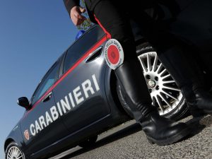Senza patente non si ferma all’alt, provoca un incidente e ferisce un altro automobilista