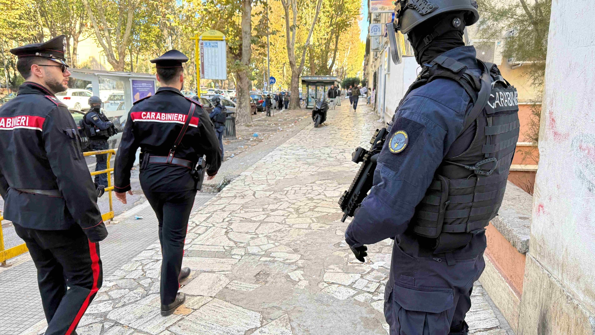 I carabinieri nel corso dell’operazione al Quarticciolo