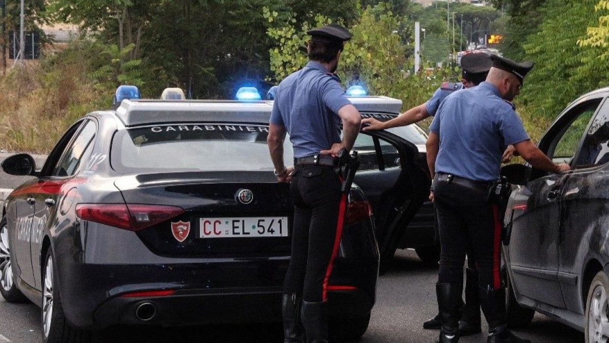 I carabinieri sul luogo della segnalazione.