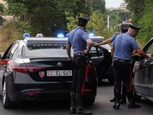Ragazza di 21 anni minaccia di buttarsi sui binari dell’Alta Velocità a Roma: salvata dai carabinieri