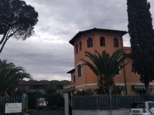 Chiusa una casa di riposo a Torre Maura, il personale protesta e ferisce due agenti della polizia locale